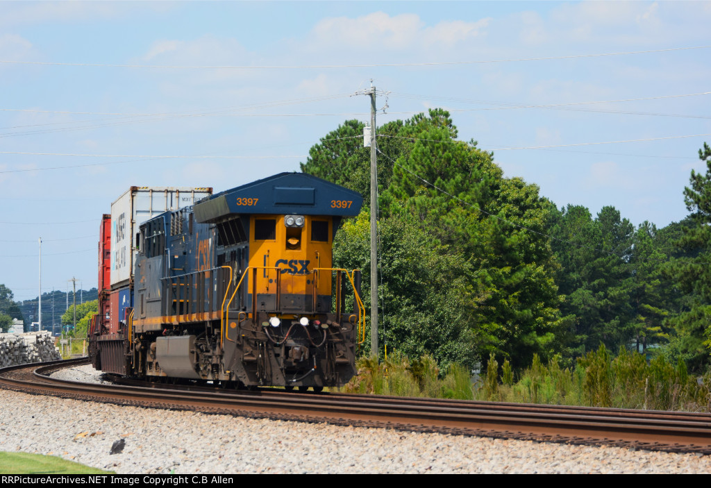 Long Hood Lead of a Short Intermodal